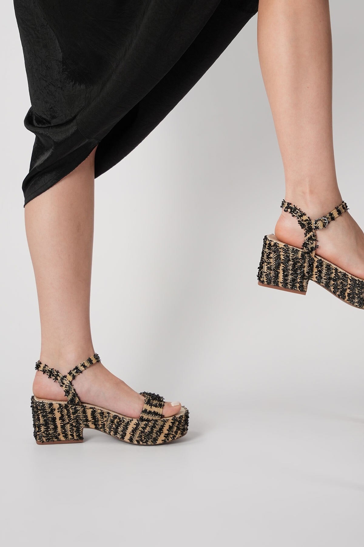 The Busy Bee Kadın Siyah Hasır Platform Topuklu Sandalet