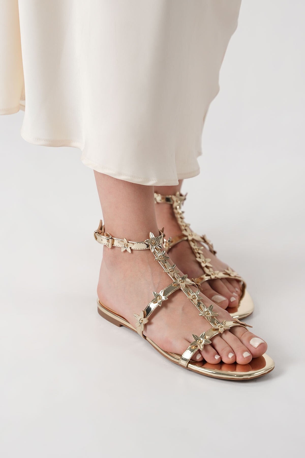 The Halie Gladiator Kadın Şampanya Çiçekli Sandalet