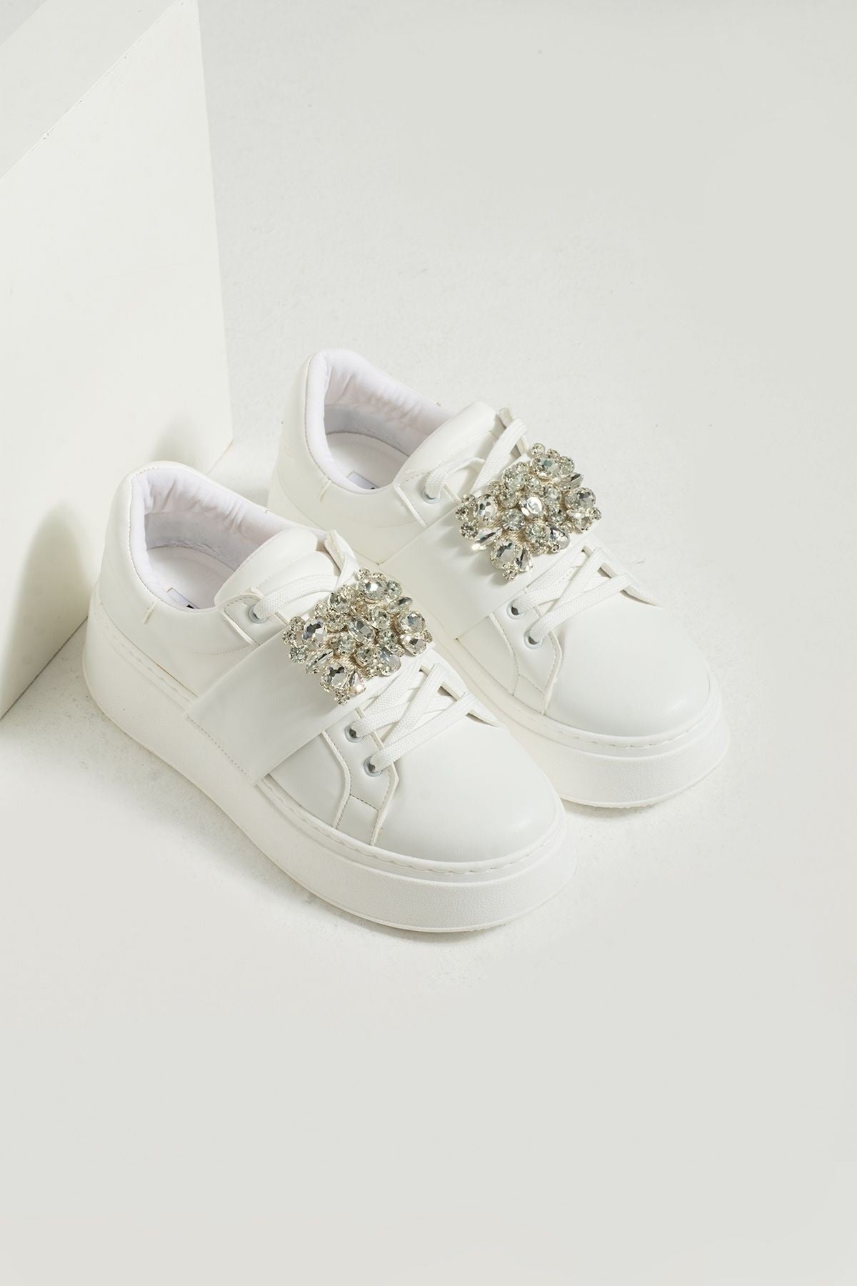STONES MATTWEISSE SPORTSCHUHE FÜR DAMEN MIT STEINDETAIL UND KLETTVERSCHLUSS